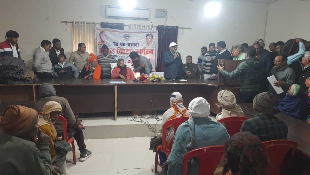 राहत :कंबल मिलने के बाद खिले गरीबों के चेहरे, शासन ने गरीबों को वितरित किए कंबल